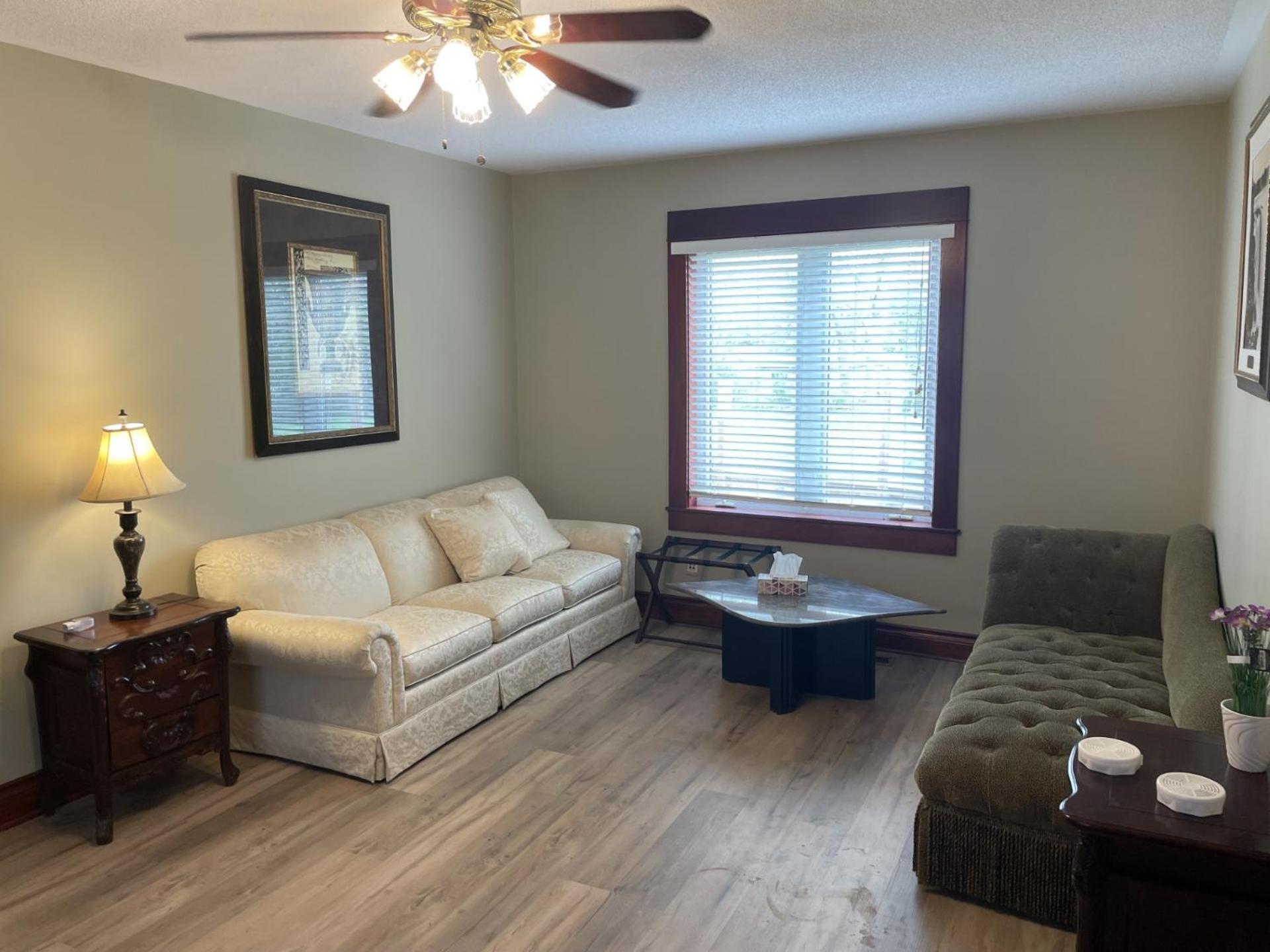 Holiday home Peaceful On Palmer Ave - Close To The Falls & Complimentary Breakfast Delivered Daily To The